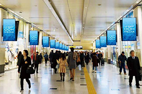 ⼤阪駅NGB1階東⻄通路デジタルサイネージ